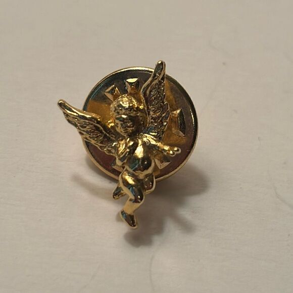 Vintage dainty Gold Tone Cherub Angel with wings Lapel Pin - Picture 1 of 5